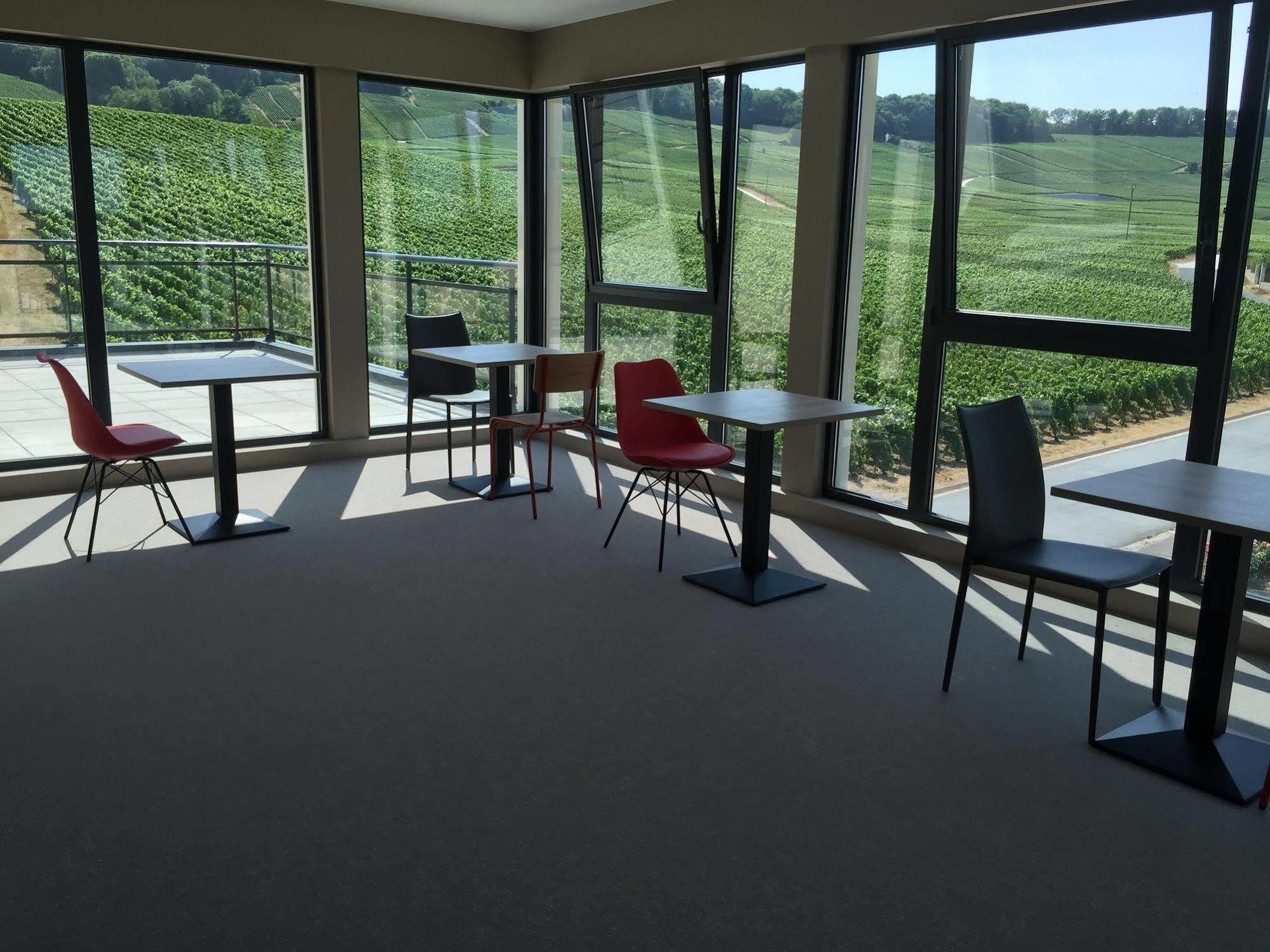 Dans Les Vignes Hotel Chamery Екстериор снимка