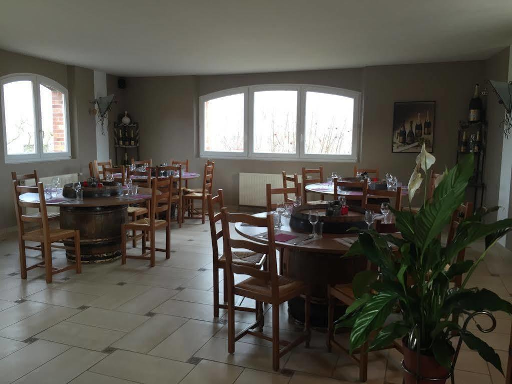 Dans Les Vignes Hotel Chamery Екстериор снимка